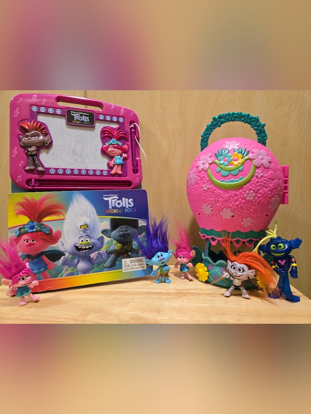 DreamWorks Trolls World Tour Ballon & Magnectic Board Book